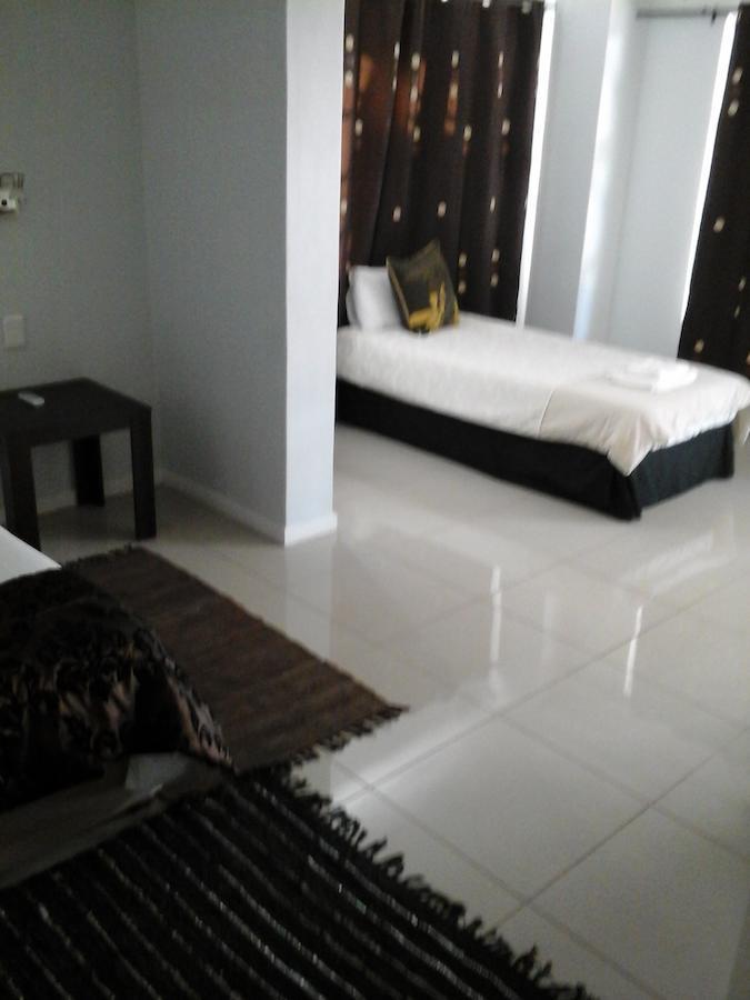 Village Boutique Hotel Otjiwarongo Szoba fotó
